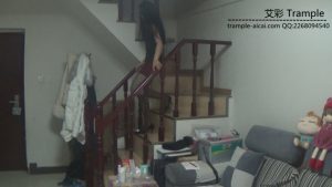 黑丝高跟靴子踩气球
