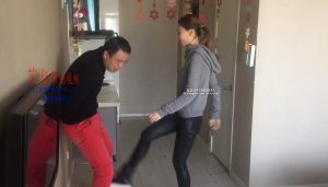 美女莹莹再次爆蛋惩罚路边猥琐大叔
