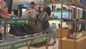 [子林4K视频]一眼就让你心动的女神，脱鞋了，露脚了[0150]