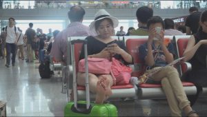 [子林4K视频]大眼美少妇候车时的足底诱惑，看看对不对你胃口[0715]