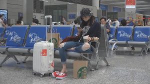 [子林4K视频]玩鞋凉拖高跟之类不少见，但美女玩球鞋就稀罕了[0250]