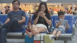 [子林4K视频]长发少妇双腿伸直，二趾长性感艳足挑逗来往路人[0440]