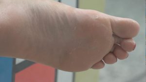 [子林4K视频]长发少妇双腿伸直，二趾长性感艳足挑逗来往路人[0440]