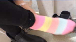 18岁青春少女的大白脚丫