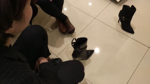 【Tim精华视频】寒冬鞋店的短黑丝美女给人带来丝丝暖意[0423]