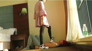 【AJ女神】羞辱踩踏磕头虫贱狗！