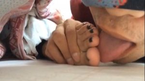 品尝蒙眼萌妹咸咸玉足