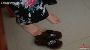 中高艺高跟丝袜作品：《穿和服的奶茶妹妹》超清视频下载