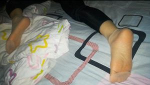 【原创高清视频】半夜偷拍同事老婆的原味肉丝和裸足第六部，1.54GB，13分50秒