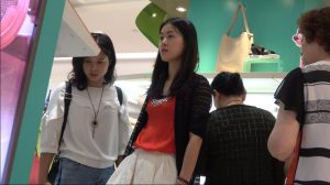 大圣4K-漂亮高挑的女孩脱鞋测足