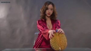 丽柜 莲香飘飘，有容乃大 自舔榴莲脚