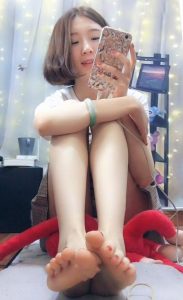 【直播美足】晴崽展示裸足和黑丝！