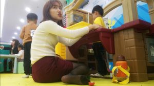 亲子乐园短发年轻美妈黑丝美腿坐姿侧拍4K视频3分16秒