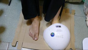 春4K两位超级美丽的闺蜜忽悠称体重这个重量压在平板称上那种脚底的压力真好脚底亮了-97LZTD-1673