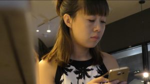 小姐姐桌下伸过来的美脚，一双调皮的秀足-97LZTD-2028