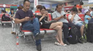 非典型候车大餐，细腿美女充满野性的露脚招式带你起飞-97LZTD-2145