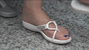 冷艳的女神级妹子，一双精美玉足让人一秒钟也不愿错过-97LZTD-2799