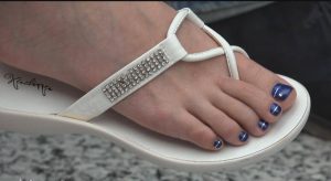 冷艳的女神级妹子，一双精美玉足让人一秒钟也不愿错过-97LZTD-2799