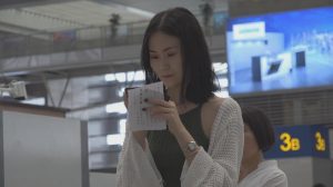 高挑雪白的美女用一双细带凉拖展示了她的冷艳-97LZTD-3308
