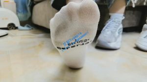 【玉女定制】脏棉袜强制窒息踩裆虐玩偶最后踢爆蛋-97LZTD-3382