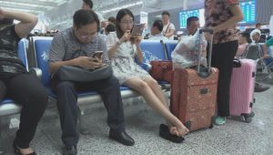 看一双女孩嫩足如何把鞋玩弄于脚掌之间-97LZTD-1705