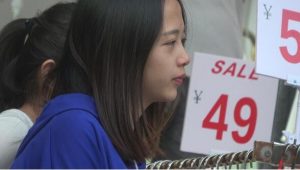 [4K视频]服装女店员站在门口玩鞋[05:37]