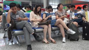 优雅端庄的长发少妇，一双艳足不安分的玩鞋挑鞋-97LZTD-1923