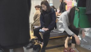 美女闺蜜结伴试鞋，两双雪白玉足争先恐后全面沦陷-97LZTD-19352111