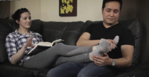 超美脚知性女神Mandy优雅地看书，狗奴爬过来脱了袜子闻舔她超嫩白的原味脚！bf13342-97LZTD-328401