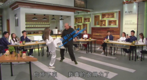 香港综艺节目（粤语），美女脚踢男嘉宾下体 G-200204-7-97LZTD-328442