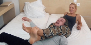 来自美女蛇的绞杀！金发女神绞杀秃顶龌龊男，双腿犹如两条大蟒蛇！O-201217-97LZTD-328583