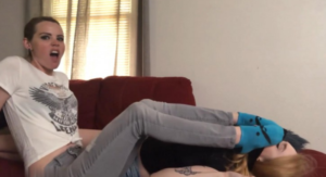 EFP女女-怂母狗被女神超臭棉袜汗脚紧踩口鼻窒息昏厥！全程各种惨叫！O-201110-3-97LZTD-329011